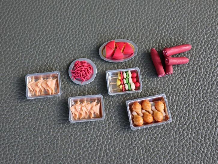 Slagerij of delicatessenwinkel, schalen met kip,vlees, kaas, Verzamelen, Poppenhuizen en Toebehoren, Nieuw, Gebruiksvoorwerp, Ophalen of Verzenden