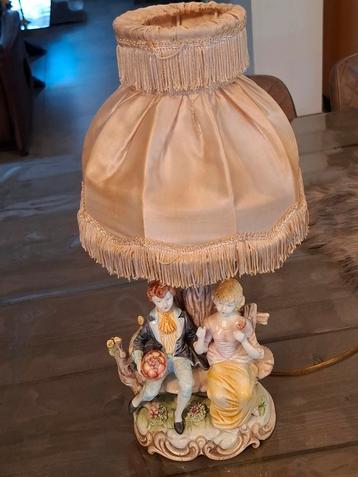 Mooie antieke tafellamp beschikbaar voor biedingen