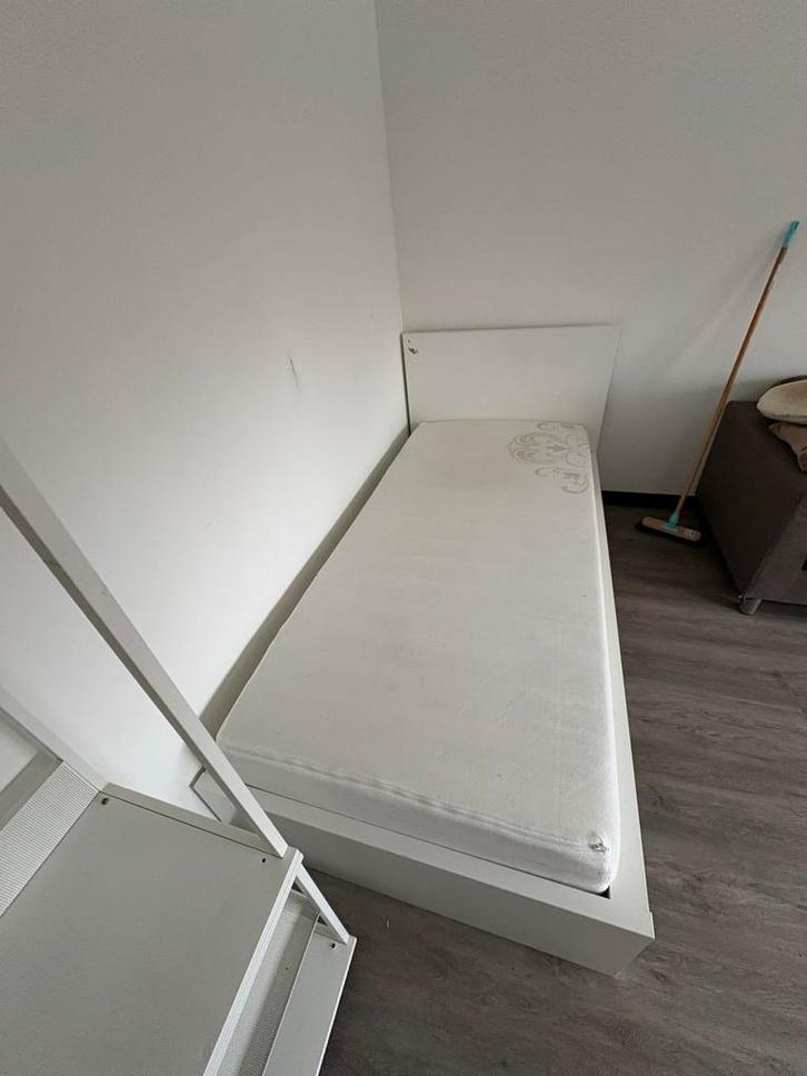 IKEA Malm bed 90x200 - snel weg!, Huis en Inrichting, Slaapkamer | Bedden, Gebruikt, Eenpersoons, 90 cm, 200 cm, Hout, Wit, Ophalen of Verzenden