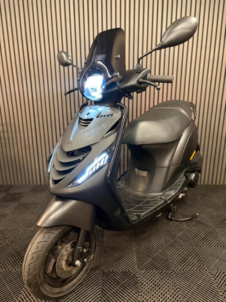 PIAGGIO ZIP 4T 3V BROM 2022 FULL OPTION MAT ZWART, Fietsen en Brommers, Scooters | Piaggio, Zo goed als nieuw, Zip, Maximaal 45 km/u