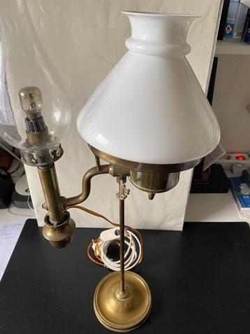 Antiek koperen schemerlamp met opaline kap beschikbaar voor biedingen