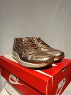 NIEUW! Maat 43 - Nike Air Max 1 Bronze Snake, Verzenden, Nike, Nieuw, Sneakers of Gympen