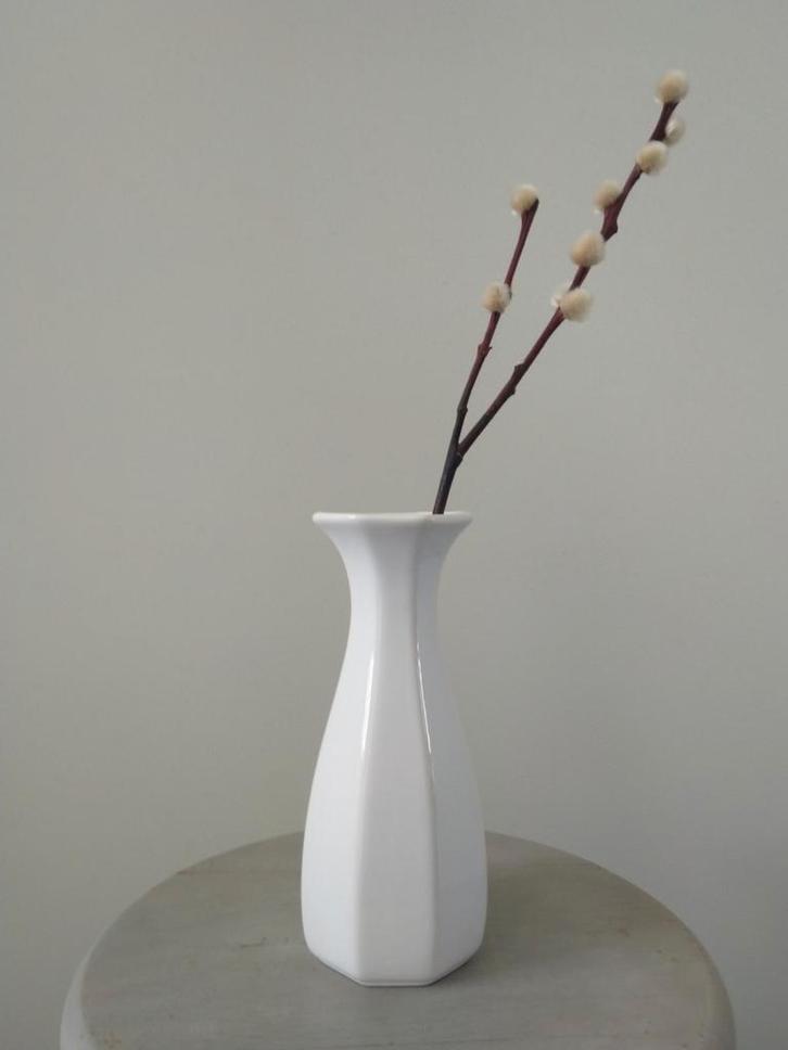 Lief wit vintage bloemen vaasje., Huis en Inrichting, Woonaccessoires | Vazen, Wit, Minder dan 50 cm, Aardewerk of Porselein, Ophalen of Verzenden