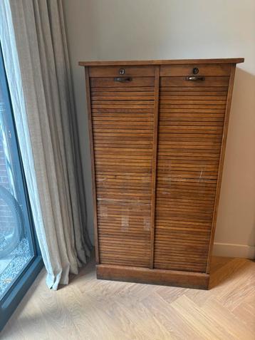 Antieke eiken roldeurkast beschikbaar voor biedingen