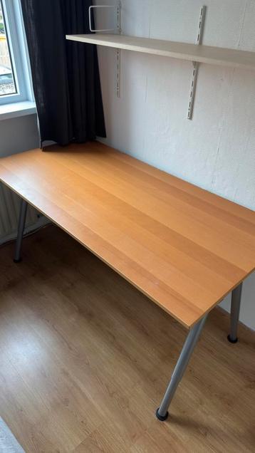 Bureau 160x80cm met kabelhouders beschikbaar voor biedingen