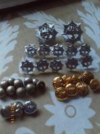 Korps Rijkspolitie metaal pet embleem badge knopen div soort, Ophalen of Verzenden, Overige soorten, Nederland, Embleem of Badge