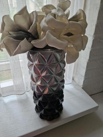 Open vaas met kunst bloemen 