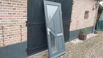 Voordeur compleet met hang en sluitwerk  beschikbaar voor biedingen