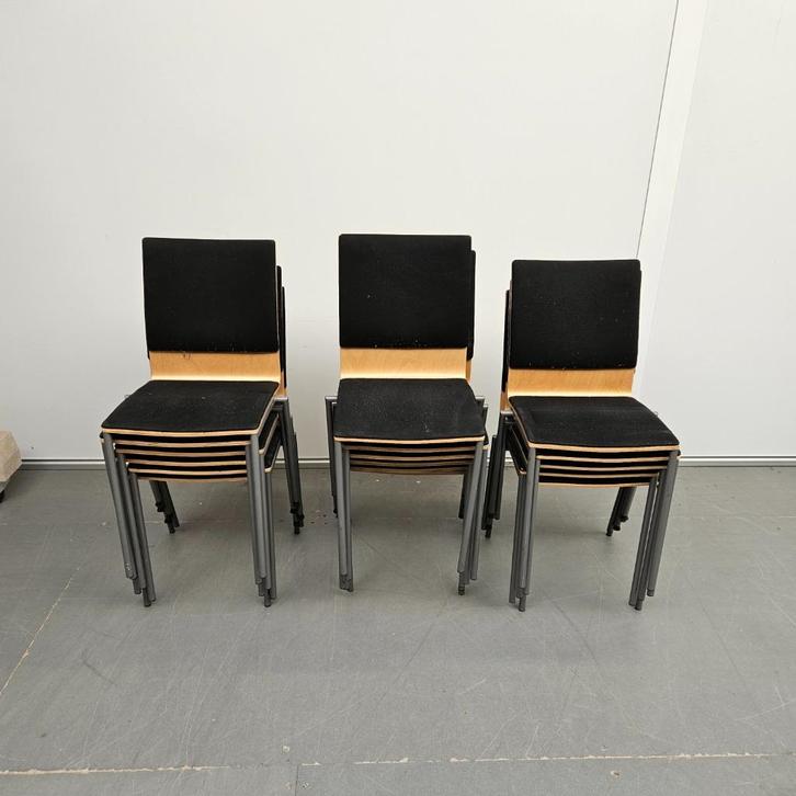 PARTIJ VAN 17 HOUTEN STERKE STAPELSTOELEN MET STOFFERING, Huis en Inrichting, Stoelen, Gebruikt, Vijf, Zes of meer stoelen, Hout