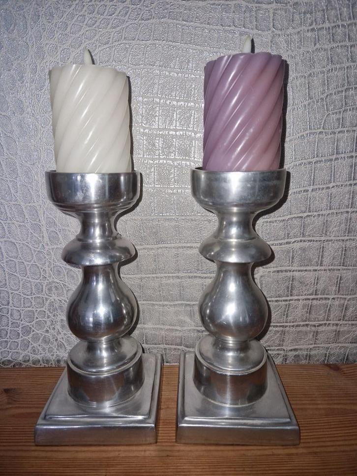 2 mooie chromen kandelaars met 2 mooie kunst kaarsen, Huis en Inrichting, Woonaccessoires | Kandelaars en Kaarsen, Zo goed als nieuw