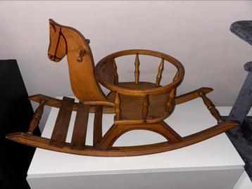 Antieke houten hobbel paard beschikbaar voor biedingen