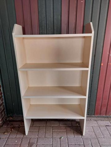 houten kast / lage boekenkast  beschikbaar voor biedingen