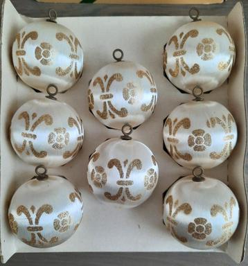 8 zijde kerstballen beschikbaar voor biedingen