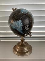 Globe met  zware metalen voet  Deze wereldbol is 27 cm hoog, Huis en Inrichting, Woonaccessoires | Wereldbollen, Ophalen of Verzenden