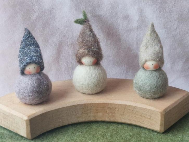 Jaarring steker kabouter popje Vrije School Seizoenstafel, Hobby en Vrije tijd, Vilt, Nieuw, Figuurtje(s), Wolvilt, Verzenden