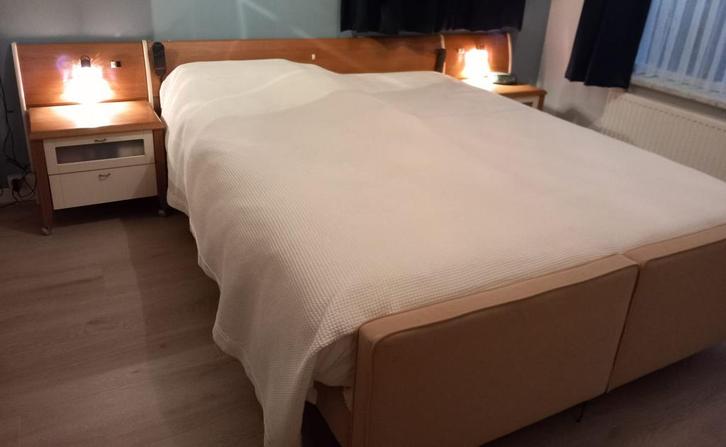 2 persoonsbed elektrisch verstelbaar, Huis en Inrichting, Slaapkamer | Boxsprings, Gebruikt, 160 cm, 200 cm, Tweepersoons, Beige