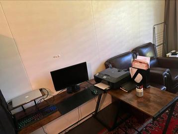 Bureau- desk- tafel beschikbaar voor biedingen
