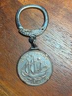 Sleutelhanger met Engelse munt. Beide verzilverd. 1966., Ophalen of Verzenden, Zo goed als nieuw