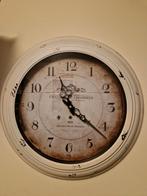 Brocante metalen wandklok - 42 cm diameter, Huis en Inrichting, Woonaccessoires | Klokken, Ophalen, Gebruikt, Analoog, Wandklok