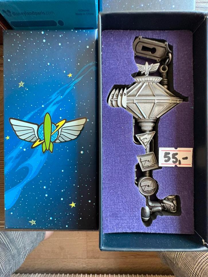 Disney buzz lightyear key /sleutel, Verzamelen, Disney, Zo goed als nieuw, Beeldje of Figuurtje, Sneeuwwitje of Doornroosje, Ophalen of Verzenden