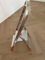 Altrex huishoudtrap 2 treden, Doe-het-zelf en Verbouw, Ladders en Trappen, Ophalen, Zo goed als nieuw, Minder dan 2 meter