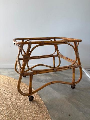 Vintage rotan serveerwagen op wieltjes beschikbaar voor biedingen