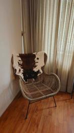 Rieten stoel met koeienhuid kleed, Huis en Inrichting, Stoelen, Ophalen, Gebruikt, Riet of Rotan, Bruin