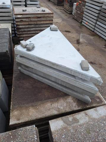 Diagonaal betonplaten. Diagonale betonplaten.  beschikbaar voor biedingen
