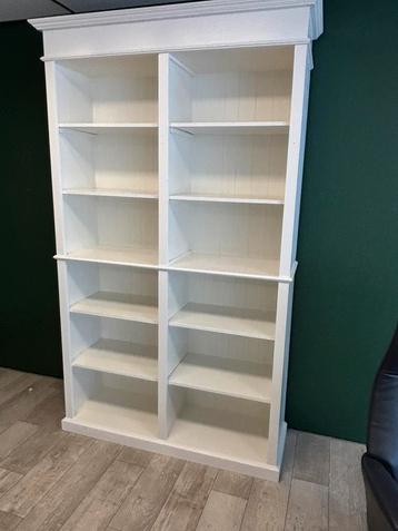 Witte boeken kast  beschikbaar voor biedingen