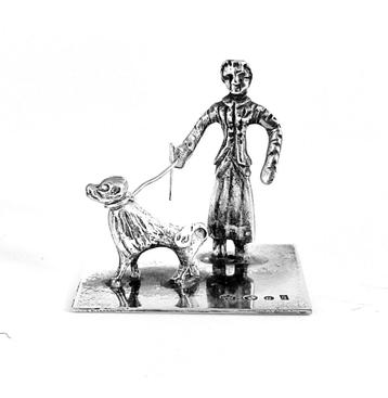 Zilveren miniatuur vrouw  die de hond uitlaat⭐️