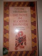 Die Tote im Klosterbrunnen - Peter Tremayne, Boeken, Ophalen of Verzenden, Gelezen