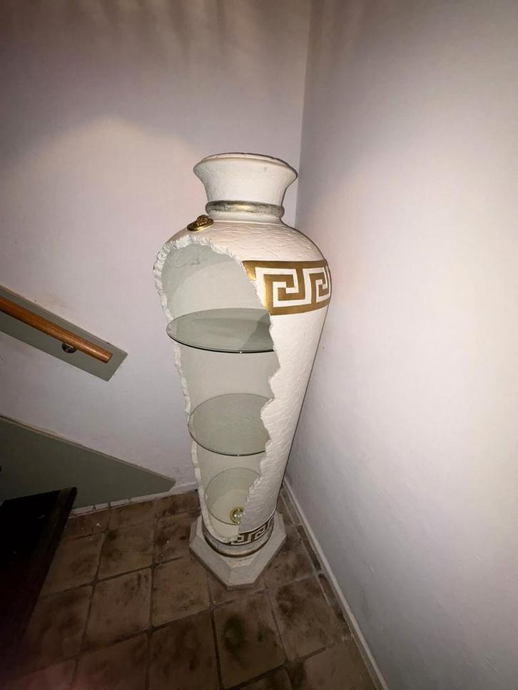 Grote Griekse Decoratieve Vaas met Glazen Plateaus - 153 cm, Huis en Inrichting, Kasten | Vitrinekasten, Zo goed als nieuw, 150 tot 200 cm