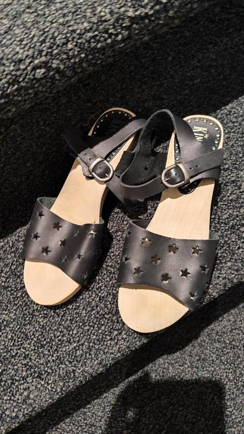 King Louie klompen muiltje zwart sterretjes 38, Kleding | Dames, Schoenen, Zo goed als nieuw, Sandalen of Muiltjes, Zwart, Ophalen of Verzenden