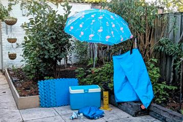 Bundel: Koelbox, Parasol, Pomp/Ontluchter, Schuimtegels, etc beschikbaar voor biedingen