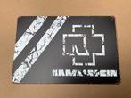 Metalen bord Rammstein ca 20 x 30 cm nieuw, Verzamelen, Muziek, Artiesten en Beroemdheden, Metalen bord Rammstein ca 20 x 30 cm nieuw