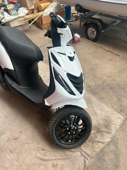 Zip 180cc lc zeer nieuwe staat, Fietsen en Brommers, Scooters | Piaggio, Zo goed als nieuw, Zip, Ophalen