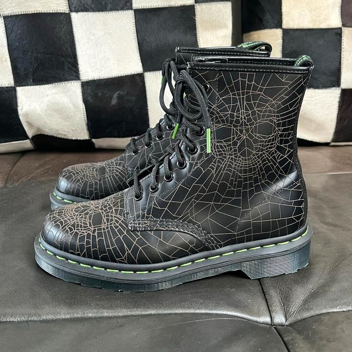 Dr. Martens Halloween Skull Web - Maat 38, Kleding | Dames, Schoenen, Zo goed als nieuw, Lage of Enkellaarzen, Zwart, Ophalen of Verzenden