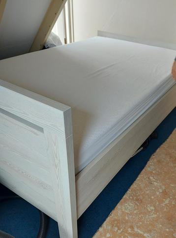 Schittende twijfelaar met gloednieuw matras 200 x 120 cm beschikbaar voor biedingen