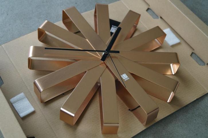 Umbra Ribbon rosegold wandklok nieuw in doos, Huis en Inrichting, Woonaccessoires | Klokken, Nieuw, Wandklok, Analoog, Ophalen of Verzenden