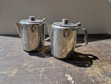 2 stuks rvs schenkkan 750ml €5 p.st. beschikbaar voor biedingen