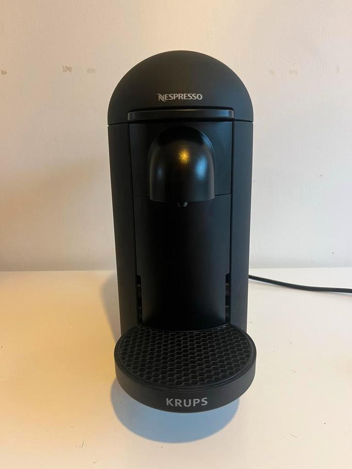 Nespresso Vertuo koffiemachine, Witgoed en Apparatuur, Koffiezetapparaten, Zo goed als nieuw, Koffiepads en cups, Koffiemachine