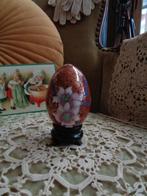 Brocant Cloisonne Ei op Houten Houdertje ** Mimosa **, Antiek en Kunst, Curiosa en Brocante, Ophalen of Verzenden