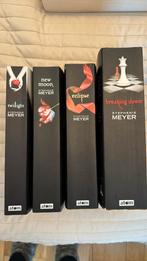 Twilight saga 4 boeken, Boeken, Fantasy, Ophalen of Verzenden, Zo goed als nieuw