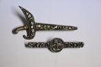 keris broche kris dolk en wajang pop broche zilver ned.indië, Sieraden, Tassen en Uiterlijk, 4 tot 7 cm, Gebruikt, Ophalen of Verzenden
