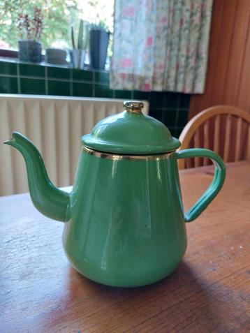 koffiekan van emaille beschikbaar voor biedingen