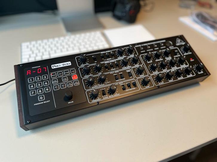 Behringer Pro-800, Muziek en Instrumenten, Synthesizers, Zo goed als nieuw, Overige aantallen, Overige merken, Met midi-aansluiting