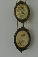 2 messing fotolijsten met zijde prenten van vogels, Ophalen of Verzenden, Voor 1940, Gebruikt