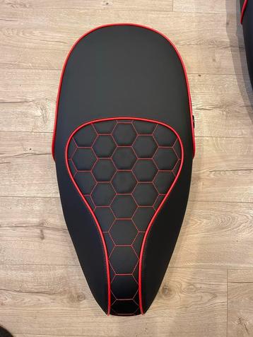 Vespa sprint/primavera zadel custom zwart met rood beschikbaar voor biedingen
