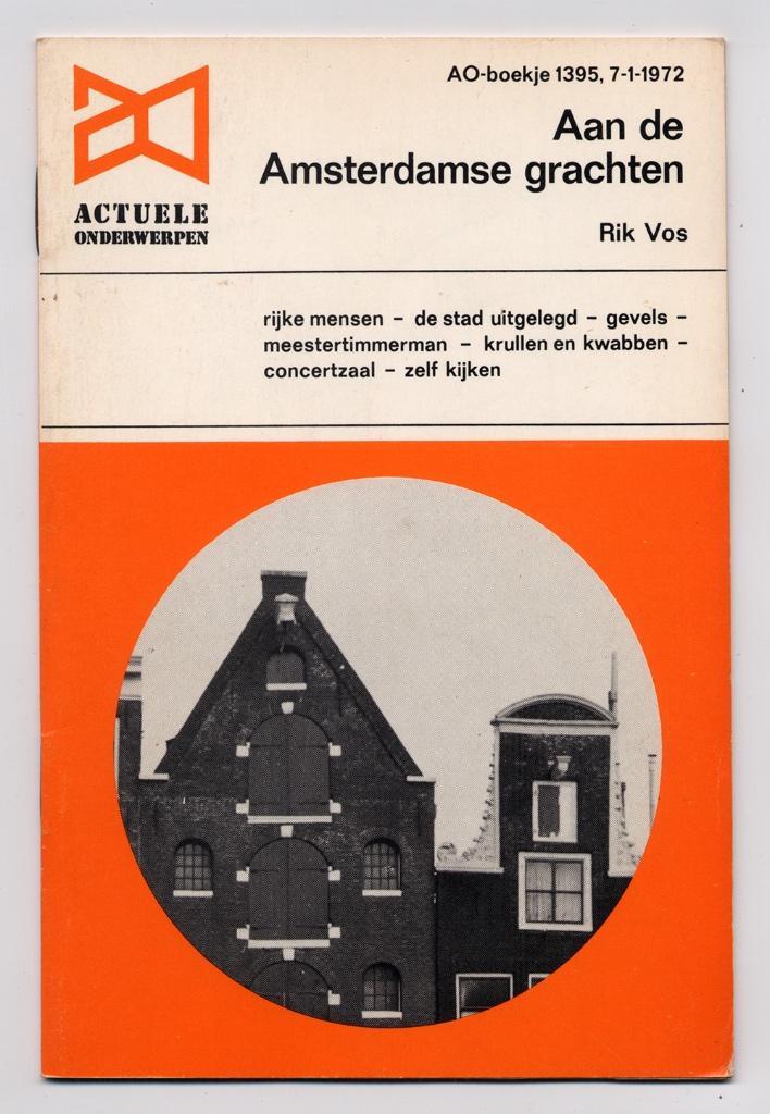 Aan de Amsterdamse grachten - 1972 - Grachtenpanden Gevels, Boeken, Geschiedenis | Vaderland, Nieuw, 20e eeuw of later, Ophalen of Verzenden
