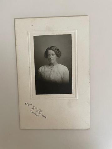 Antieke foto A. L. Preuniger Vlissingen. Portret jonge vrouw beschikbaar voor biedingen